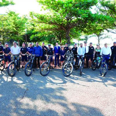 Les élus et institutionnels en présence des policiers pour la remise des vélos